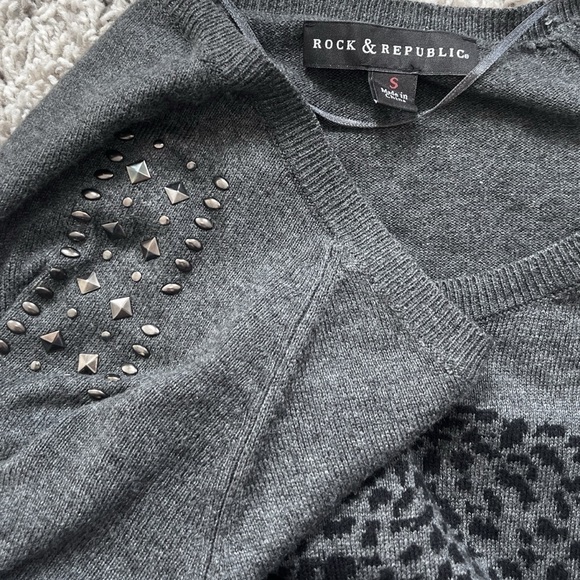 Rock & Republic Scoop Neck High Low Cheetah Long Sleeve Sweater Gray Studded S - Picture 7 of 8